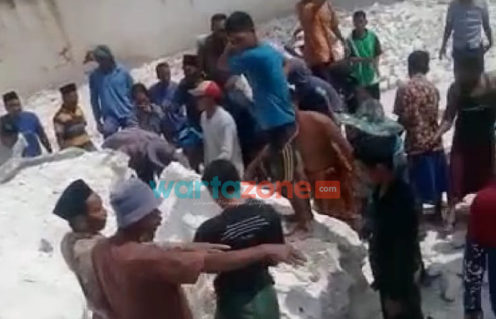 Foto: Proses evakuasi korban tertimpa longsoran batu, oleh keluarga dibantu warga sekitar. (Foto: Istimewa)