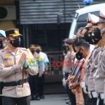 Foto: Kapolres Malang Kota, AKBP Budi Hermanto, saat memberikan penghargaan kenaikan pangkat dan penghargaan pengabdian kepada anggota Polresta Malang Kota.