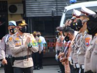 Foto: Kapolres Malang Kota, AKBP Budi Hermanto, saat memberikan penghargaan kenaikan pangkat dan penghargaan pengabdian kepada anggota Polresta Malang Kota.