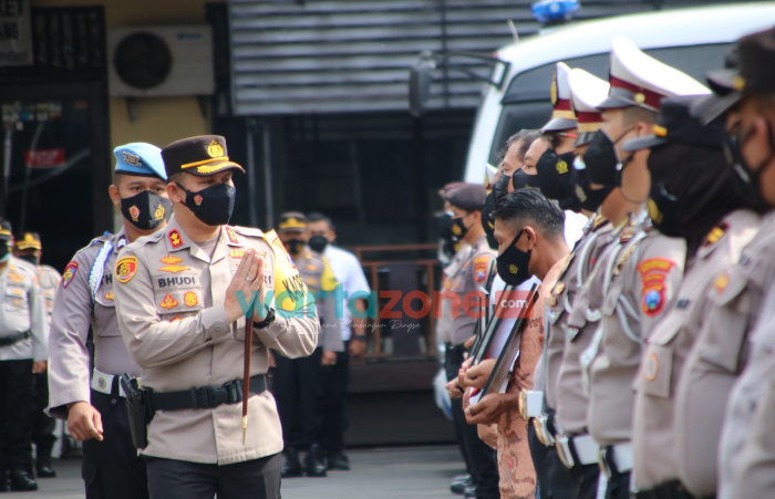 Foto: Kapolres Malang Kota, AKBP Budi Hermanto, saat memberikan penghargaan kenaikan pangkat dan penghargaan pengabdian kepada anggota Polresta Malang Kota.