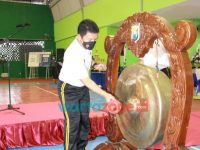 Foto: Kapolda Jatim, saat membuka pertandingan perdana cabang olah raga Bola Volly antara tim volly Polda Jatim melawan tim volly Polres Magetan.