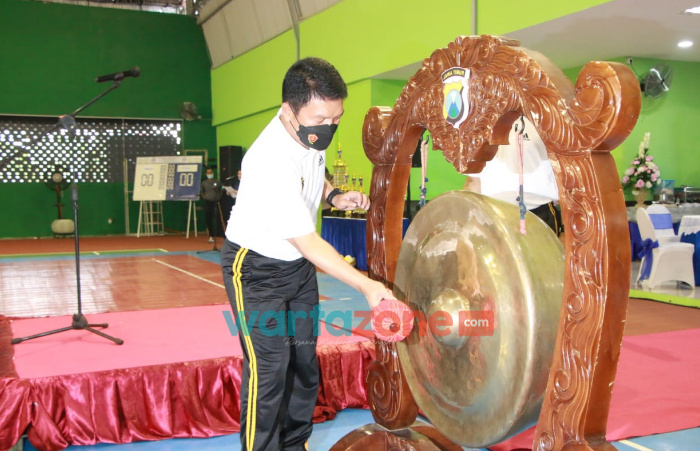 Foto: Kapolda Jatim, saat membuka pertandingan perdana cabang olah raga Bola Volly antara tim volly Polda Jatim melawan tim volly Polres Magetan.