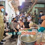 Foto: Kapolda Jatim, Irjen Pol Nico Afinta, saat mengunjungi tempat dimana Aiptu Sumilak bertugas, dan berinteraksi dengan para pedagang pasar.