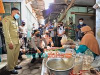 Foto: Kapolda Jatim, Irjen Pol Nico Afinta, saat mengunjungi tempat dimana Aiptu Sumilak bertugas, dan berinteraksi dengan para pedagang pasar.