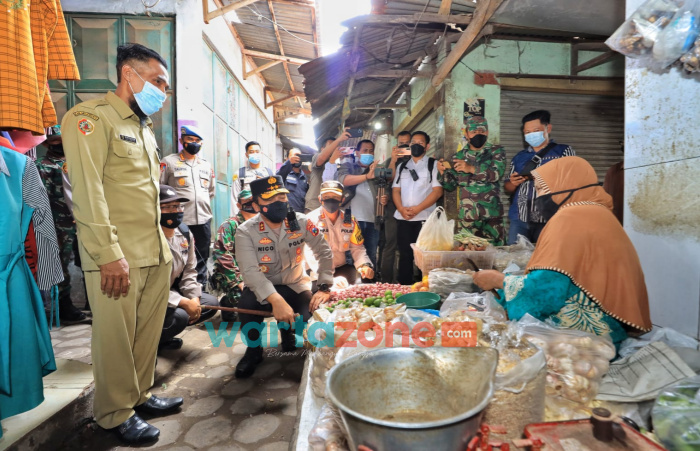 Foto: Kapolda Jatim, Irjen Pol Nico Afinta, saat mengunjungi tempat dimana Aiptu Sumilak bertugas, dan berinteraksi dengan para pedagang pasar.