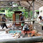 Foto: Aiptu Sutomo, menggugah kesadaran warga dengan bergotong royong memperbaiki rumah tak layak huni di Banyuwangi.