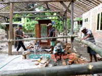 Foto: Aiptu Sutomo, menggugah kesadaran warga dengan bergotong royong memperbaiki rumah tak layak huni di Banyuwangi.