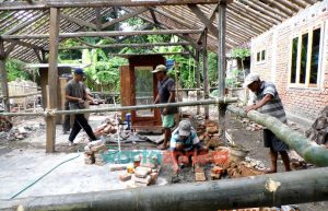 Kisah Aiptu Sutomo, Dorong Warga Banyuwangi Bangun Rumah Layak Huni