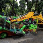 Foto: Wali Kota Bogor, Bima Arya, saat melakukan scraping menggunakan alat berat.