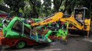 Foto: Wali Kota Bogor, Bima Arya, saat melakukan scraping menggunakan alat berat.
