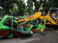 Foto: Wali Kota Bogor, Bima Arya, saat melakukan scraping menggunakan alat berat.