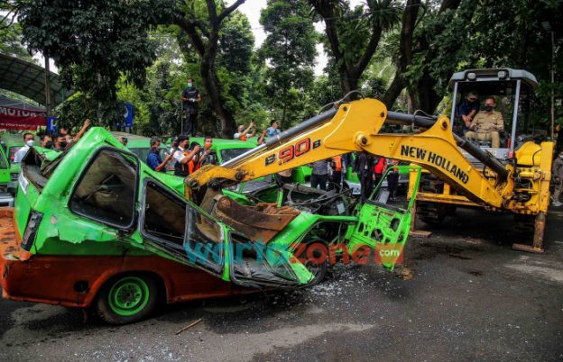 Foto: Wali Kota Bogor, Bima Arya, saat melakukan scraping menggunakan alat berat.