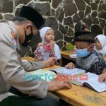 Foto: Aipda Nurkholis Aziz, saat mengajar mengaji anak-anak di lingkungan rumahnya di Desa Banjarrejo, Kecamatan Rejotangan, Kabupaten Tulungagung.