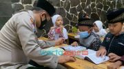 Foto: Aipda Nurkholis Aziz, saat mengajar mengaji anak-anak di lingkungan rumahnya di Desa Banjarrejo, Kecamatan Rejotangan, Kabupaten Tulungagung.