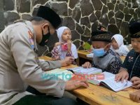 Foto: Aipda Nurkholis Aziz, saat mengajar mengaji anak-anak di lingkungan rumahnya di Desa Banjarrejo, Kecamatan Rejotangan, Kabupaten Tulungagung.