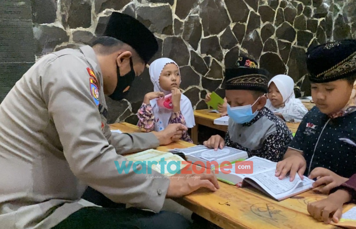Foto: Aipda Nurkholis Aziz, saat mengajar mengaji anak-anak di lingkungan rumahnya di Desa Banjarrejo, Kecamatan Rejotangan, Kabupaten Tulungagung.