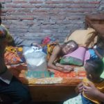 Foto: Bhabinkamtibmas Polsek Suboh, saat mengunjungi warganya yang sedang mengalami sakit.