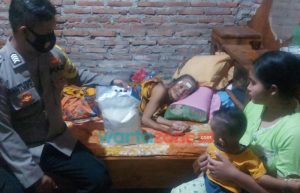 Dengar Warganya Sakit, Bhabinkamtibmas Gunung Putri Antar Vitamin dan Sembako