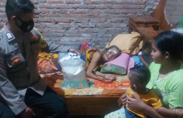 Foto: Bhabinkamtibmas Polsek Suboh, saat mengunjungi warganya yang sedang mengalami sakit.