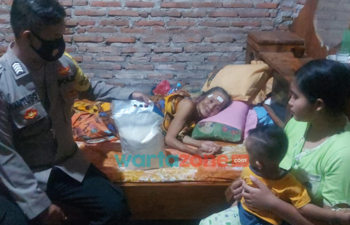Foto: Bhabinkamtibmas Polsek Suboh, saat mengunjungi warganya yang sedang mengalami sakit.