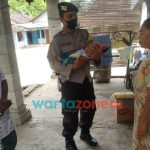 Foto: Bhabinkamtibmas Polsek Mlarak, Kabupaten Ponorogo, Aiptu Agus Bowo Cahyono, saat menjenguk bayi yang berumur 4 hari dilahirkan oleh seorang ibu positif covid-19 dan dinyatakan telah meninggal dunia.
