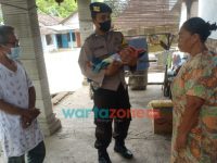 Foto: Bhabinkamtibmas Polsek Mlarak, Kabupaten Ponorogo, Aiptu Agus Bowo Cahyono, saat menjenguk bayi yang berumur 4 hari dilahirkan oleh seorang ibu positif covid-19 dan dinyatakan telah meninggal dunia.