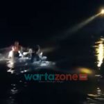Foto : warga dan pihak kepolisian, saat mengevakuasi korban, Senin (1/11/2021) malam.
