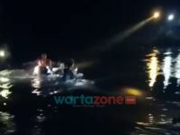 Foto : warga dan pihak kepolisian, saat mengevakuasi korban, Senin (1/11/2021) malam.