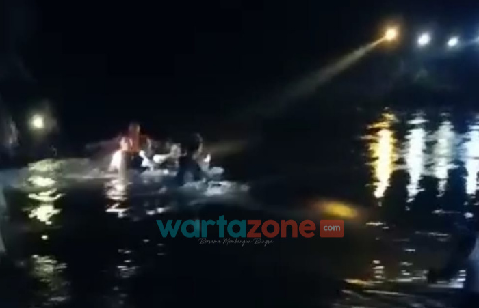 Foto : warga dan pihak kepolisian, saat mengevakuasi korban, Senin (1/11/2021) malam.