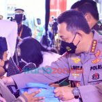 Foto: Kapolri Jenderal Listyo Sigit Prabowo, saat menyalurkan bansos untuk anak-anak dan disabilitas yang terdampak Pandemi Covid-19.