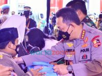 Foto: Kapolri Jenderal Listyo Sigit Prabowo, saat menyalurkan bansos untuk anak-anak dan disabilitas yang terdampak Pandemi Covid-19.