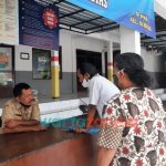 Foto: Jamsiah (Mbah Jam) didampingi penerima kuasa Miftah Mali Maulidi, saat mendatangi Kantor Kelurahan Gebang, Kecamatan Patrang, Jember.
