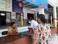 Foto: Jamsiah (Mbah Jam) didampingi penerima kuasa Miftah Mali Maulidi, saat mendatangi Kantor Kelurahan Gebang, Kecamatan Patrang, Jember.
