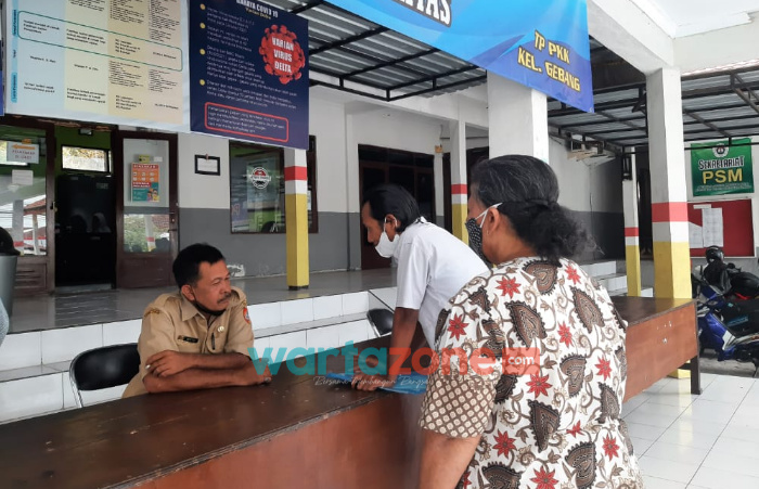 Foto: Jamsiah (Mbah Jam) didampingi penerima kuasa Miftah Mali Maulidi, saat mendatangi Kantor Kelurahan Gebang, Kecamatan Patrang, Jember.