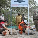 Foto: Bupati Jember, Hendy Siswanto, saat melakukan pemasangan patok bertuliskan 'Tanah Milik Pemerintah Kabupaten Jember' di Gunung Sadeng, Kecamatan Puger.