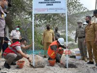 Foto: Bupati Jember, Hendy Siswanto, saat melakukan pemasangan patok bertuliskan 'Tanah Milik Pemerintah Kabupaten Jember' di Gunung Sadeng, Kecamatan Puger.