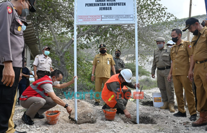 Foto: Bupati Jember, Hendy Siswanto, saat melakukan pemasangan patok bertuliskan 'Tanah Milik Pemerintah Kabupaten Jember' di Gunung Sadeng, Kecamatan Puger.