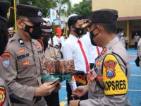 Foto: Briptu Didin Girang Pramuda, anggota Bhabinkamtibmas Polsek Arjosari, saat menerima penghargaan dari Kapolres Pacitan, AKBP Wiwit Ari Wibisono.