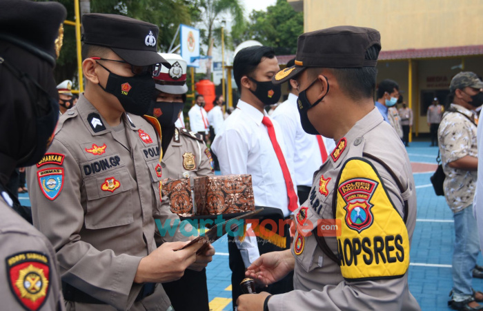 Foto: Briptu Didin Girang Pramuda, anggota Bhabinkamtibmas Polsek Arjosari, saat menerima penghargaan dari Kapolres Pacitan, AKBP Wiwit Ari Wibisono.