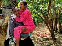 Foto: Aipda Purnomo, Kanitbinpolmas Satbinmas Polres Lamongan, saat memberikan perawatan terhadap orang dengan gangguan jiwa (ODGJ) secara gratis.
