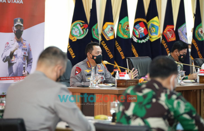 Foto: Kapolri, Jenderal Listyo Sigit Prabowo, saat memimpin rapat pengarahan kesiapan Natal 2021 dan Tahun Baru 2022 bersama dengan Forkopimda Sumatera Utara.