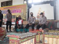 Akrab: Kapolres Tulungagung, AKBP Handono Subiakto, saat bersilaturrahmi ke Aiptu Guritno yang bertugas di Polsek Pakel, yang memiliki bakat sebagai Dalang wayang kulit.