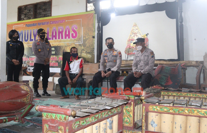 Akrab: Kapolres Tulungagung, AKBP Handono Subiakto, saat bersilaturrahmi ke Aiptu Guritno yang bertugas di Polsek Pakel, yang memiliki bakat sebagai Dalang wayang kulit.