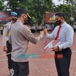 Foto: Kapolres Malang AKBP R. Bagoes Wibisono, saat memberikan penghargaan kepada Ipda Arif Karnawan.
