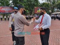 Foto: Kapolres Malang AKBP R. Bagoes Wibisono, saat memberikan penghargaan kepada Ipda Arif Karnawan.