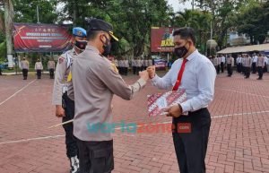 Bantu Biaya Sekolah Para Murid TK, Anggota Polsek Donomulyo Dapat Penghargaan