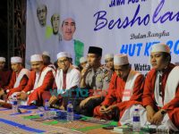 Foto: Bripka Sutrisno, Banit Binmas Polsek Kota Pamekasan, saat menjadi vokal di Majelis Solawat Riyadlul Jannah Madura.