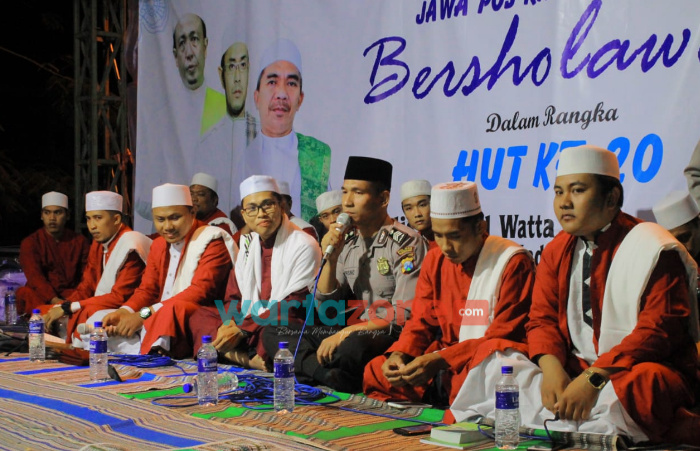 Foto: Bripka Sutrisno, Banit Binmas Polsek Kota Pamekasan, saat menjadi vokal di Majelis Solawat Riyadlul Jannah Madura.