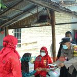 Foto: Tim Polres Bangkalan, saat menggelar vaksin covid-19 di Desa Kramat, Kecamatan Bangkalan, menggunakan pakaian Sakera Marlena.