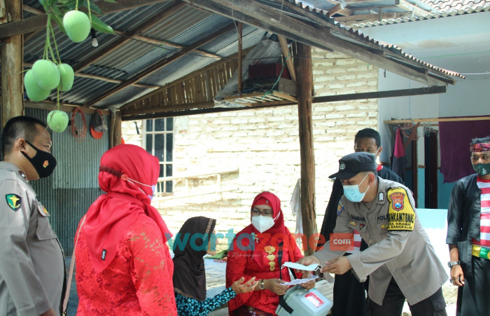 Foto: Tim Polres Bangkalan, saat menggelar vaksin covid-19 di Desa Kramat, Kecamatan Bangkalan, menggunakan pakaian Sakera Marlena.